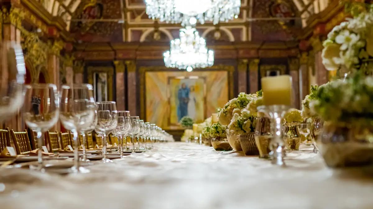 Fotografía de una mesa imperial en el Salón de los Reyes en el Casino Español con el fondo 