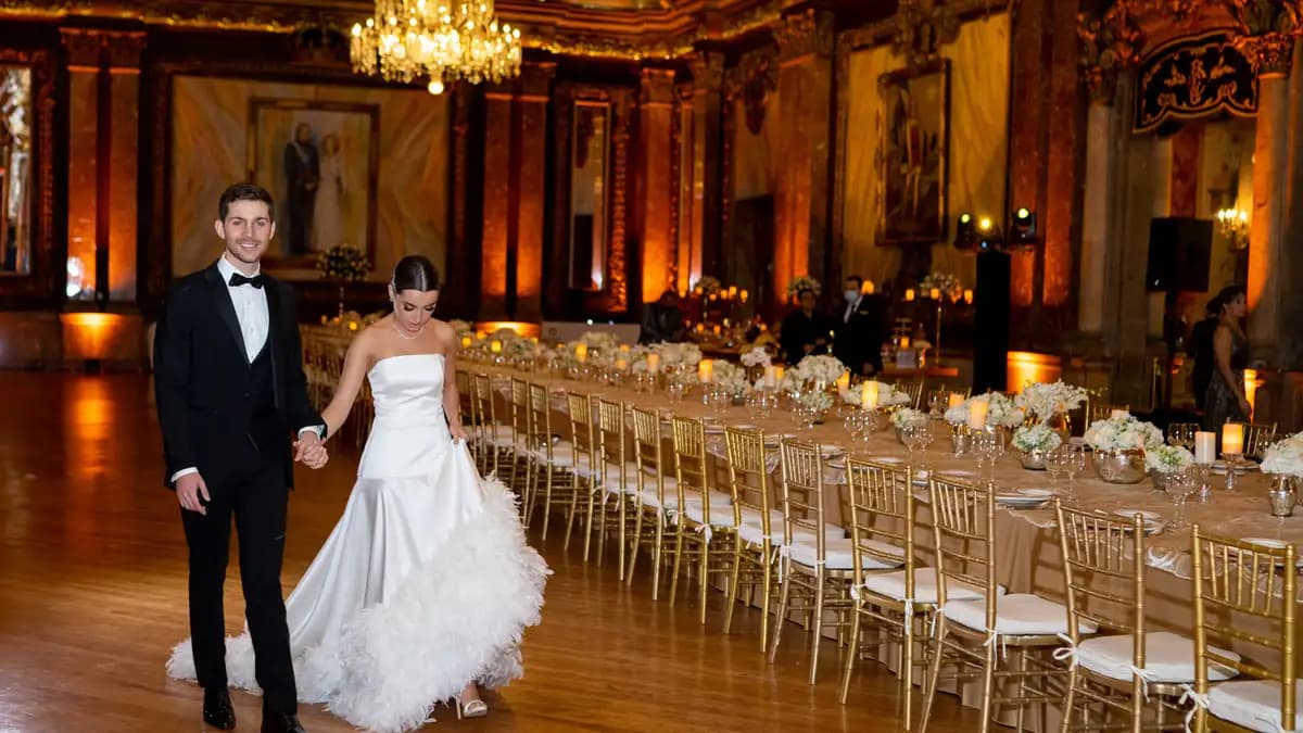 Momento inolvidable de una boda en el salón de los reyes