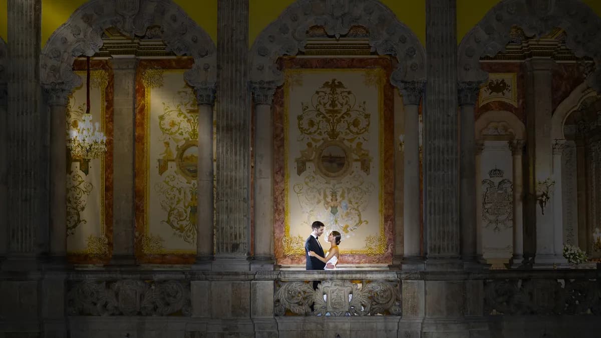 Fotografía de dos novios en una boda en el casino español en el Casino Español y se ve una pared imperial.