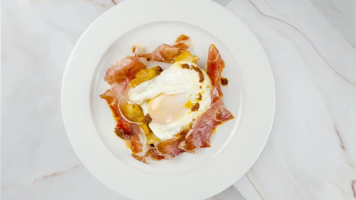 Huevos rotos con jamón serrano