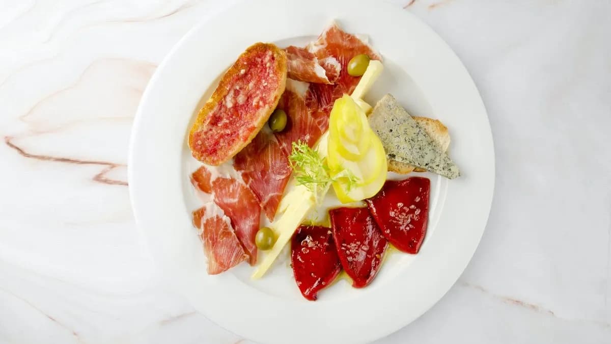 Pan tomate con queso, jamón serrano y pimientos