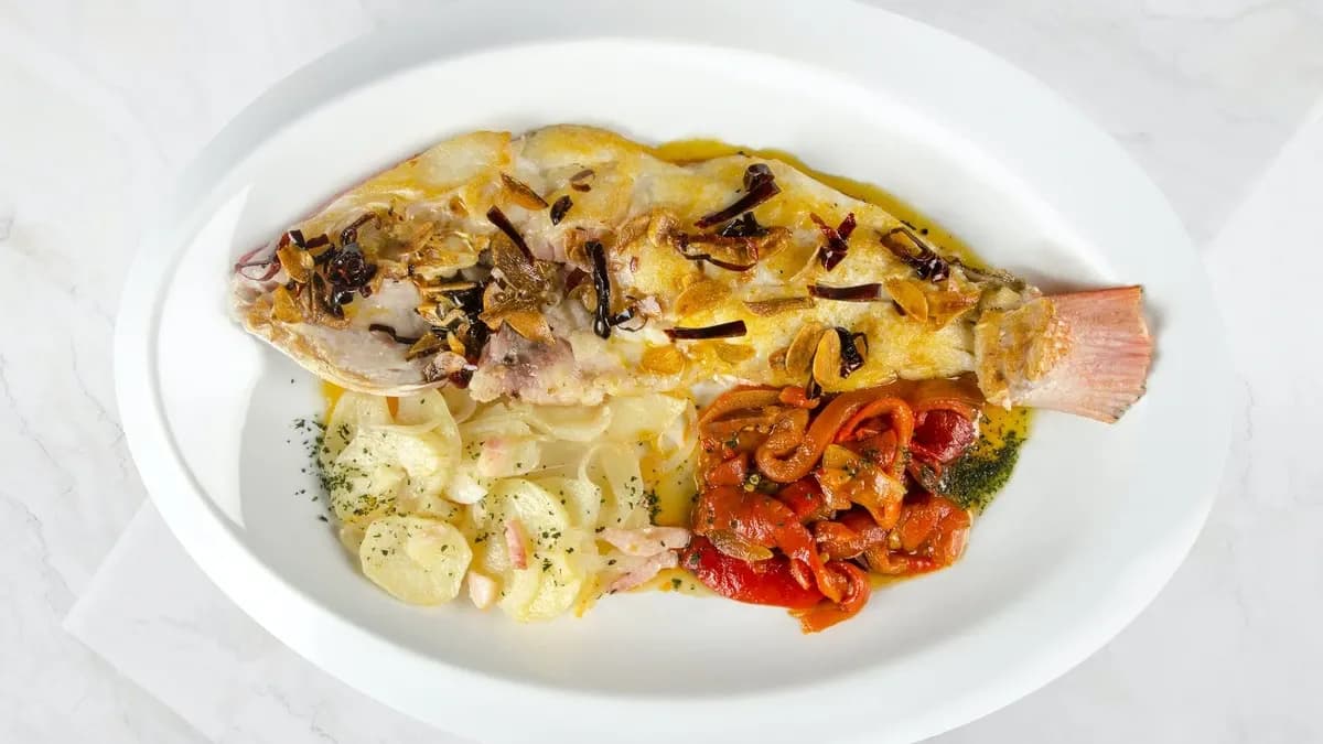 Pescado con patatas y tomate