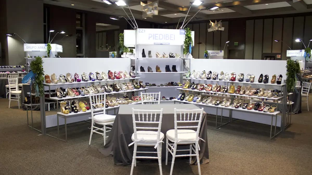 Salón Navia del Asturiano Polanco. Se ve una exposición de zapatos en un anaquel.